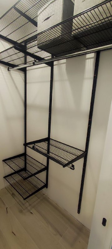 Чёрная угловая гардеробная с выдвижными корзинами, ~1,4×2,2 м, фото 5