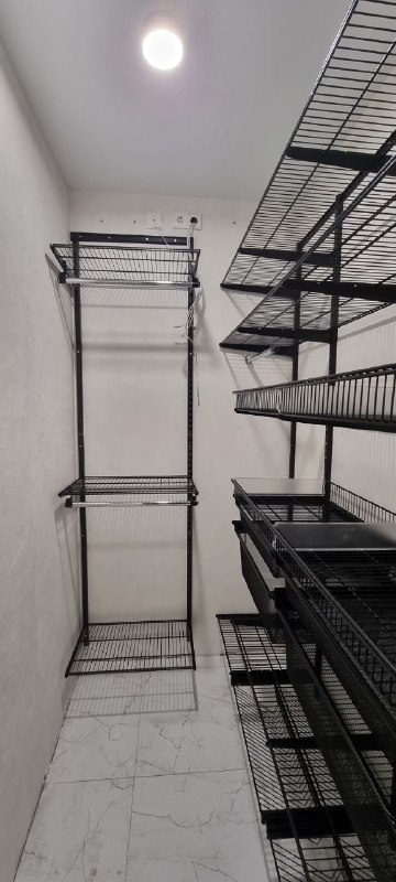 Чёрная угловая гардеробная с выдвижными корзинами, ~1,1×2 м, фото 1