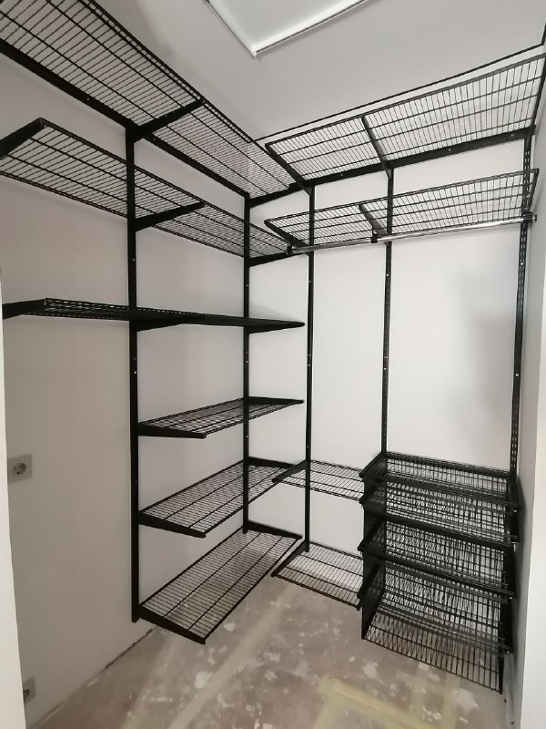 Чёрная угловая гардеробная с выдвижными корзинами, ~1,5×1,8 м, фото 1