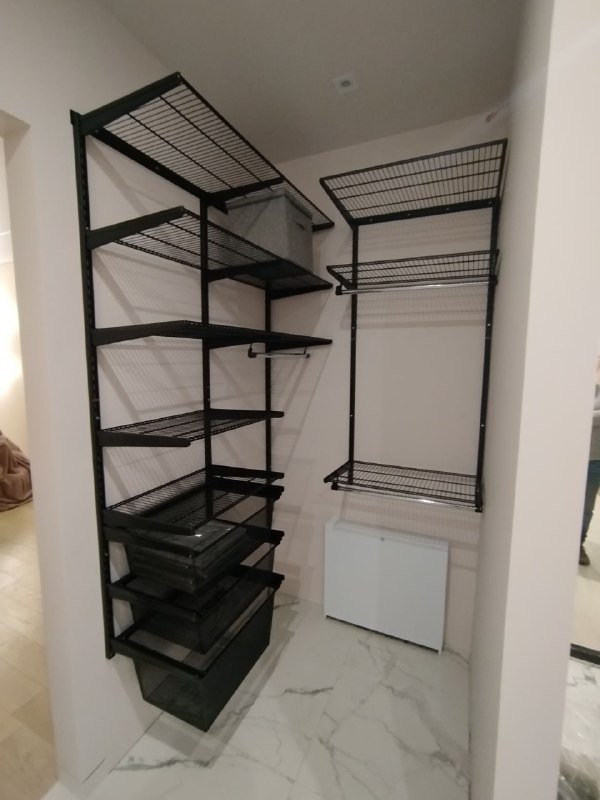 Чёрная угловая гардеробная с выдвижными корзинами, ~1,5×1,8 м, фото 2