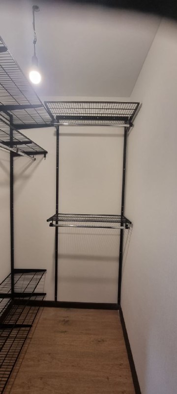 Чёрная угловая гардеробная с выдвижными корзинами, ~1,1×2 м, фото 1