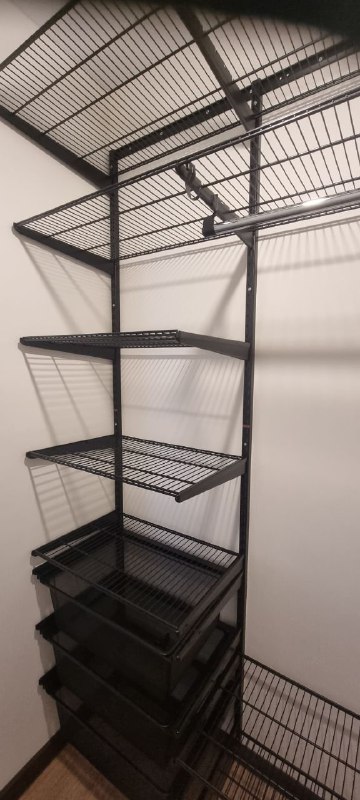 Чёрная угловая гардеробная с выдвижными корзинами, ~1,1×2 м, фото 3