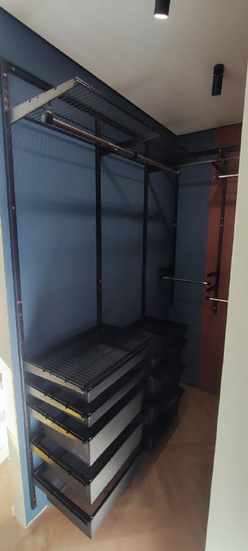 Чёрная угловая гардеробная с выдвижными корзинами, ~1,2×2,1 м, фото 1