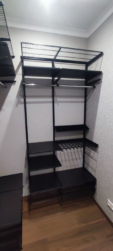 Чёрная угловая гардеробная с выдвижными корзинами, ~1,4×1,8 м, фото 1
