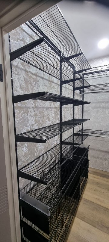 Чёрная угловая гардеробная с выдвижными корзинами, ~1,8×2,4 м, фото 1