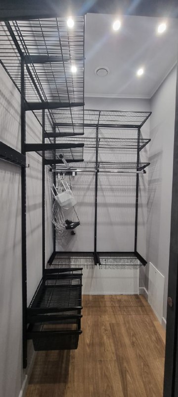 Чёрная угловая гардеробная с выдвижными корзинами, ~1,3×2 м, фото 1