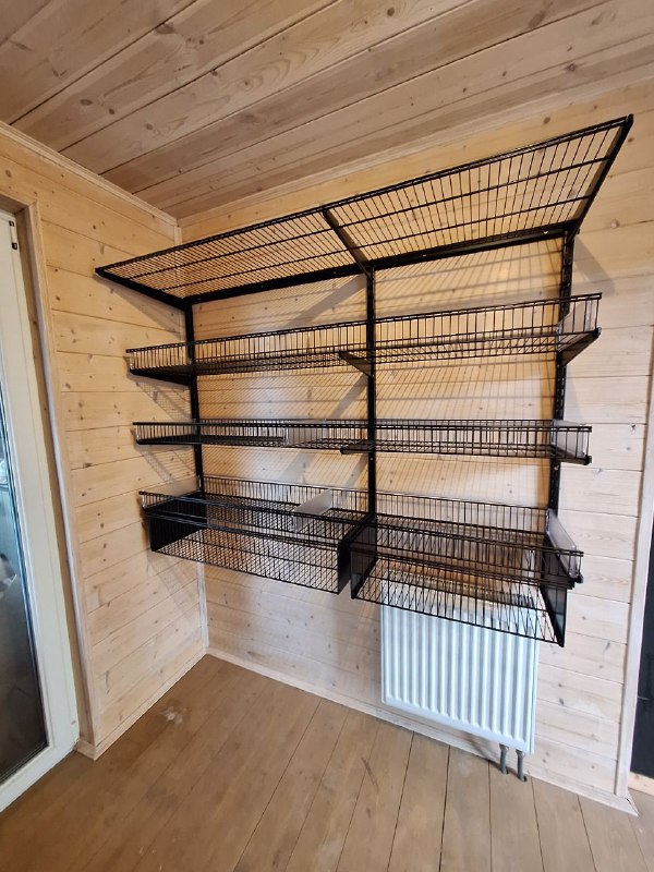 Чёрная угловая гардеробная с выдвижными корзинами, ~2,8×2,4 м, фото 1