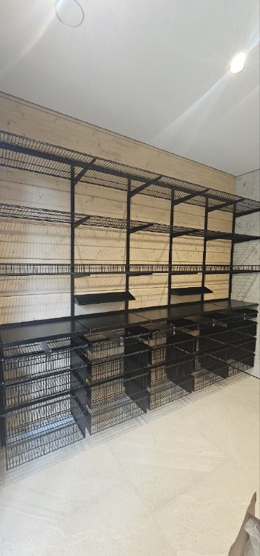 Чёрная угловая гардеробная с выдвижными корзинами, ~3,2×2,5 м, фото 1