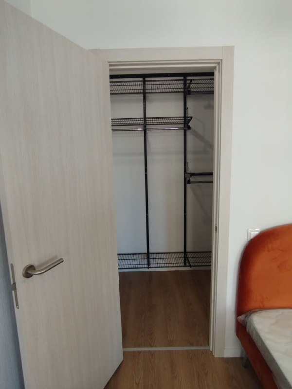 Чёрная угловая гардеробная с выдвижными корзинами, ~2×1,5 м, фото 1