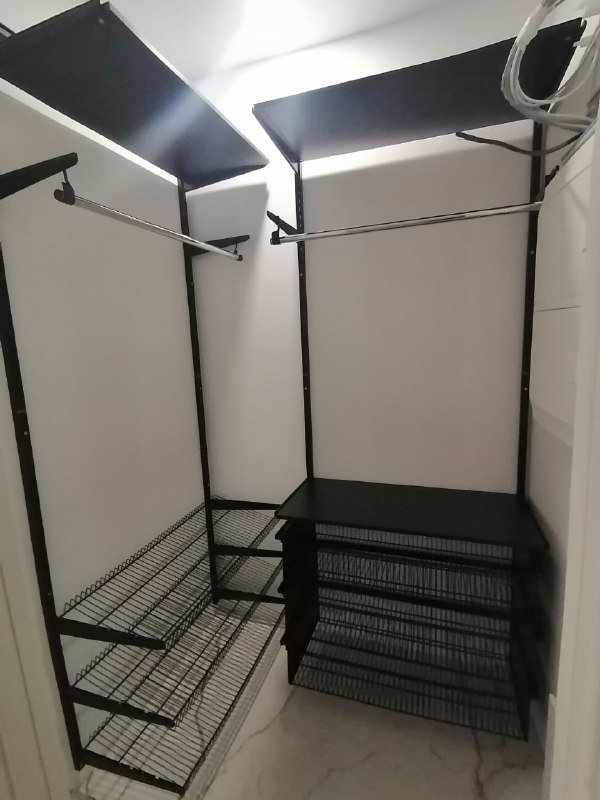 Чёрная угловая гардеробная с выдвижными корзинами, ~1,2×1,2 м, фото 1