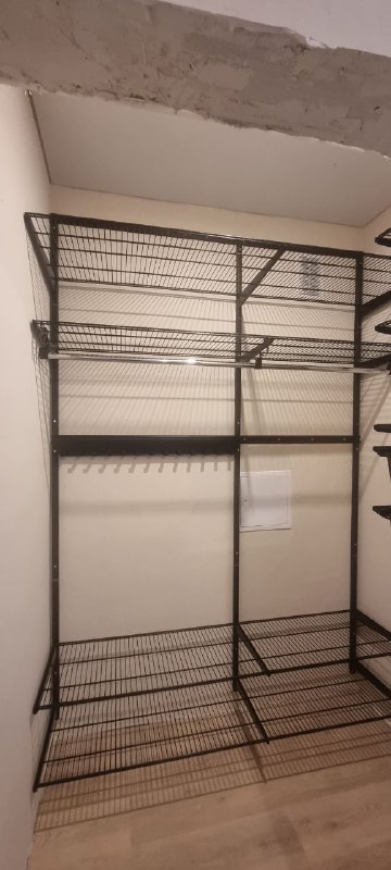 Чёрная угловая гардеробная с выдвижными корзинами, ~1,5×1,4 м, фото 1