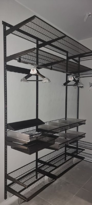 Чёрная угловая гардеробная с выдвижными корзинами, ~1,4×2,2 м, фото 2