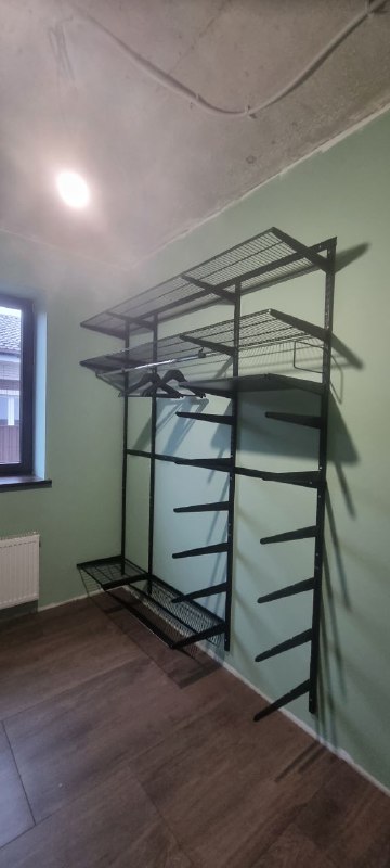 Чёрная угловая гардеробная с выдвижными корзинами, ~2,7×2,8 м, фото 1