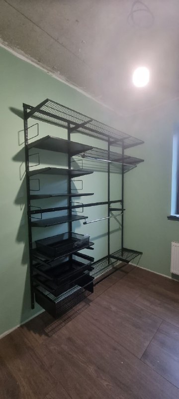 Чёрная угловая гардеробная с выдвижными корзинами, ~2,7×2,8 м, фото 2
