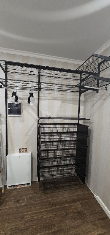 Чёрная угловая гардеробная с выдвижными корзинами, ~1,6×1,5 м, фото 1
