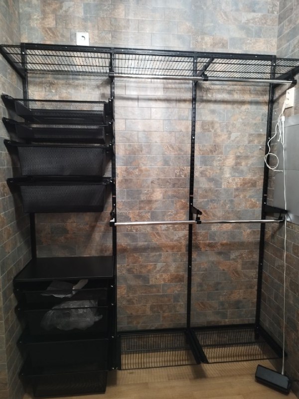 Чёрная угловая гардеробная с выдвижными корзинами, ~1,8×1,1 м, фото 1