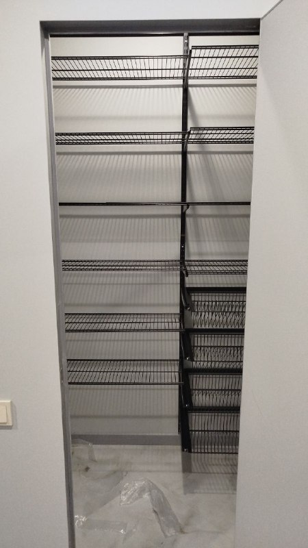 Чёрная угловая гардеробная с выдвижными корзинами, ~1,2×1,1 м, фото 1