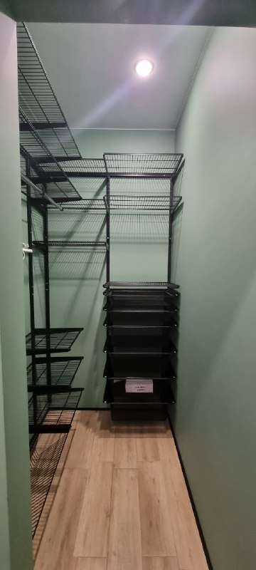 Чёрная угловая гардеробная с выдвижными корзинами, ~1,2×2 м, фото 2