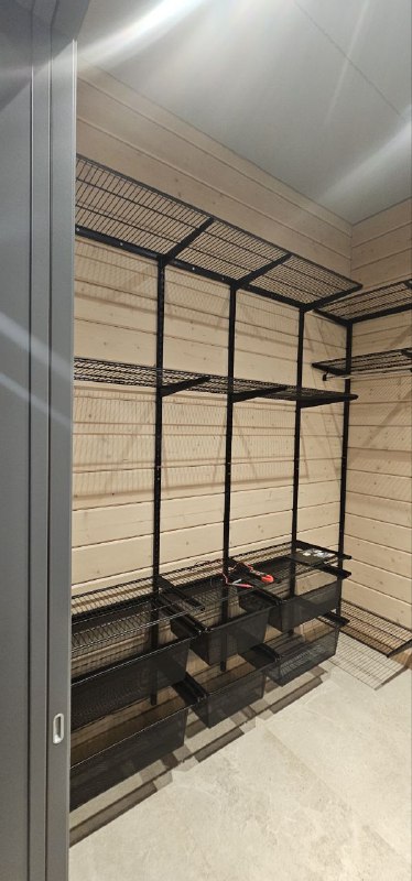 Чёрная угловая гардеробная с выдвижными корзинами, фото 2