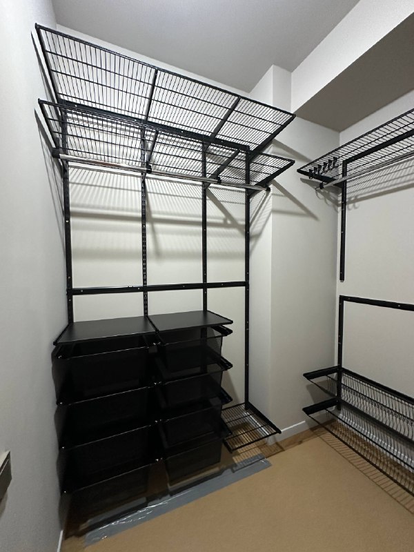 Чёрная угловая гардеробная с выдвижными корзинами, ~1,5×2,1 м, фото 1