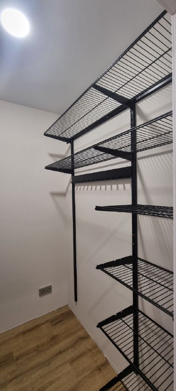 Чёрная угловая гардеробная с выдвижными корзинами, ~1,5×2 м, фото 2