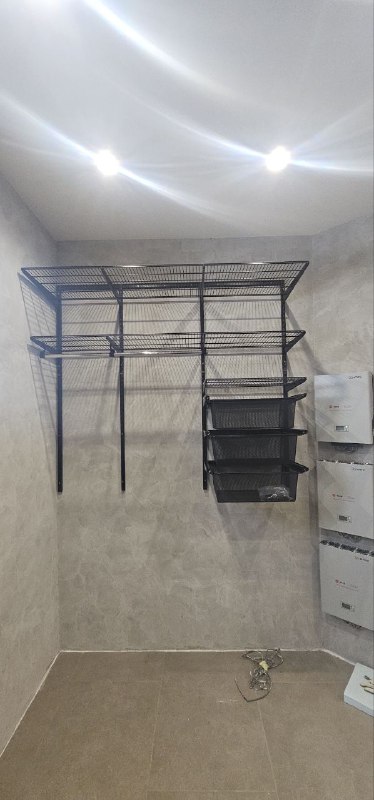 Чёрная угловая гардеробная с выдвижными корзинами, ~2,4×1,8 м, фото 1