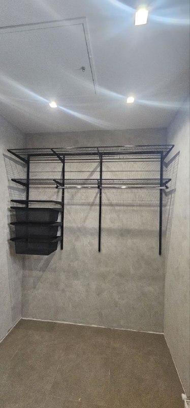 Чёрная угловая гардеробная с выдвижными корзинами, ~2,4×1,8 м, фото 2