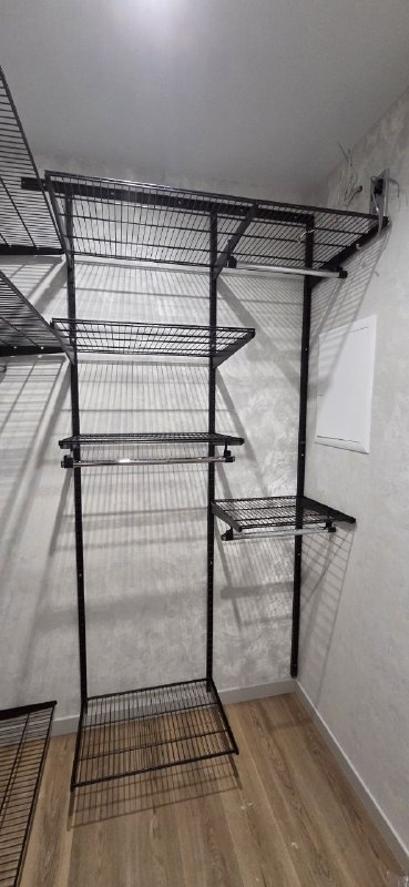 Чёрная угловая гардеробная с выдвижными корзинами, ~1,3×2 м, фото 1
