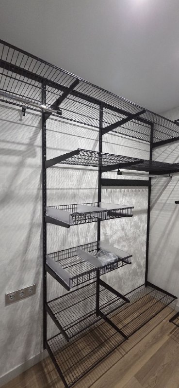 Чёрная угловая гардеробная с выдвижными корзинами, ~1,3×2 м, фото 2