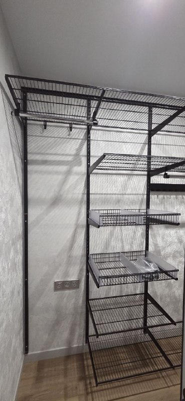 Чёрная угловая гардеробная с выдвижными корзинами, ~1,3×2 м, фото 3
