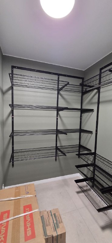 Чёрная угловая гардеробная с выдвижными корзинами, ~2,4×1,8 м, фото 1
