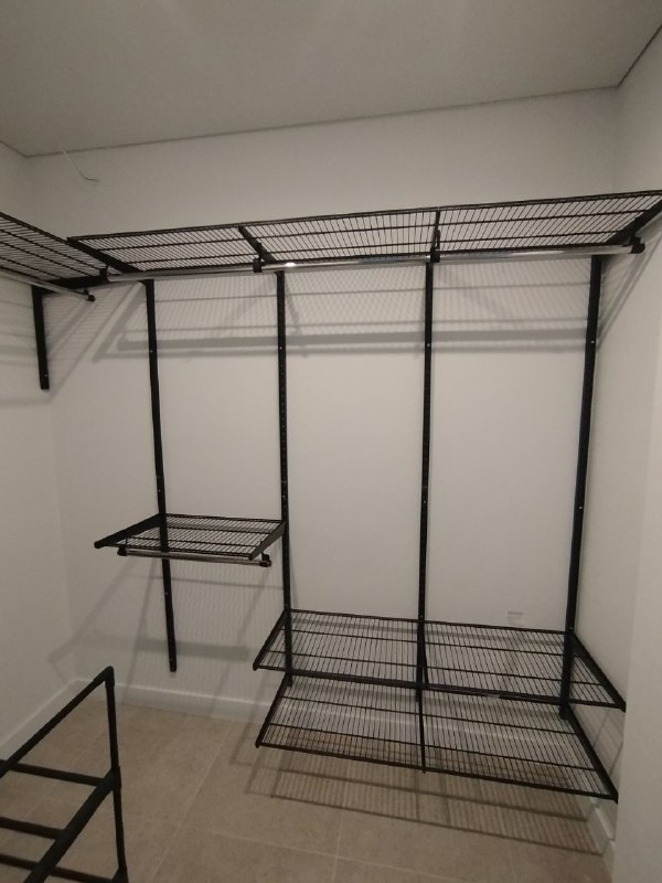 Чёрная угловая гардеробная с выдвижными корзинами, ~2,7×1,8 м, фото 2