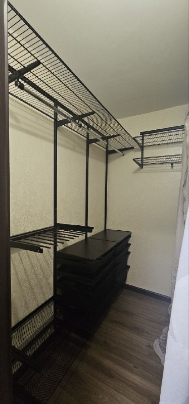 Чёрная угловая гардеробная с выдвижными корзинами, ~1,3×2,1 м, фото 1