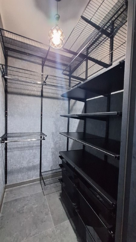 Чёрная угловая гардеробная с выдвижными корзинами, ~1,3×1,8 м, фото 1