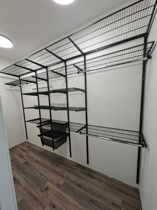 Чёрная угловая гардеробная с выдвижными корзинами, ~1,8×3,1 м, фото 1