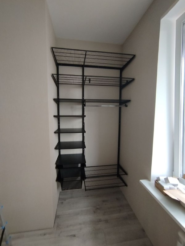 Чёрная угловая гардеробная с выдвижными корзинами, ~1,3×2 м, фото 1