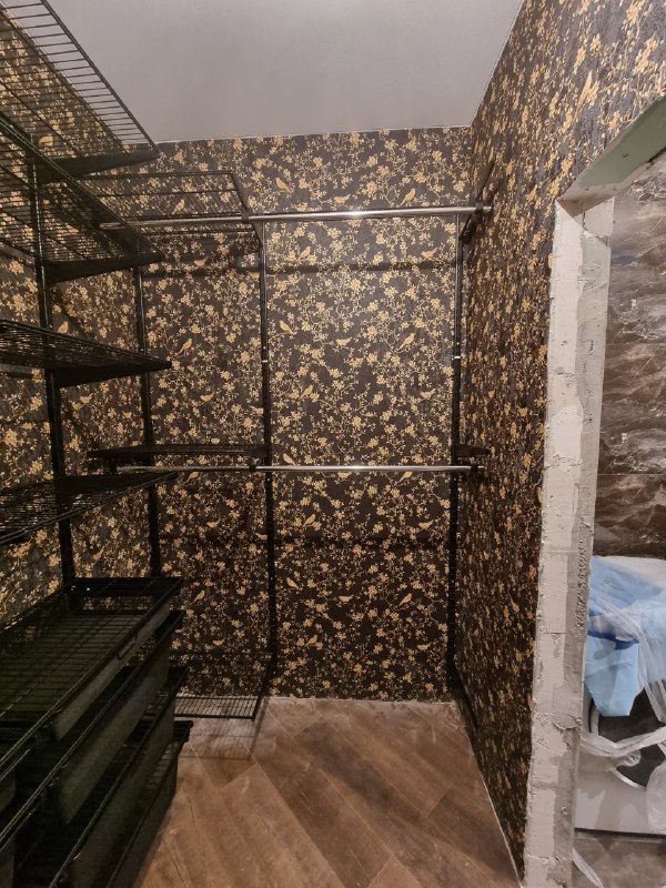 Чёрная угловая гардеробная с выдвижными корзинами, ~1,8×2 м, фото 1