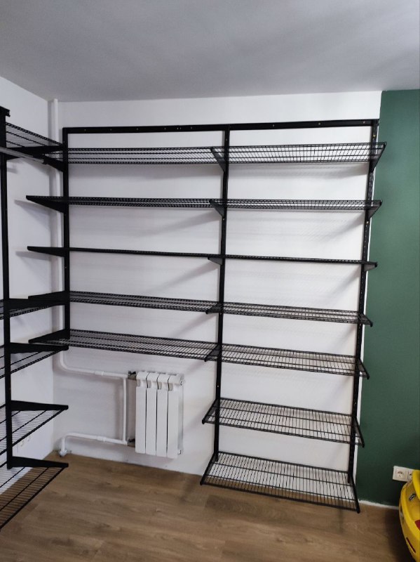 Чёрная угловая гардеробная с выдвижными корзинами, ~2,7×2 м, фото 1