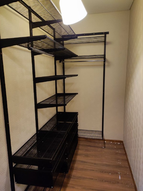 Чёрная угловая гардеробная с выдвижными корзинами, ~1,8×2 м, фото 1