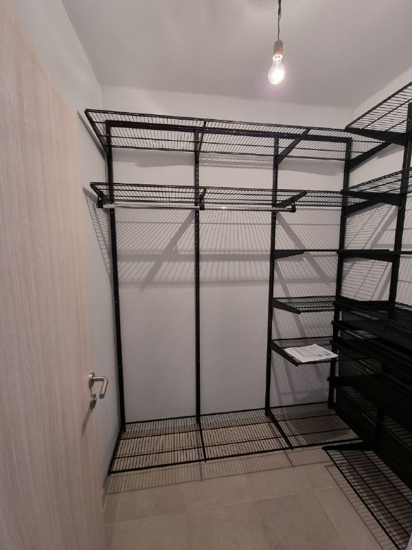 Чёрная угловая гардеробная с выдвижными корзинами, фото 1