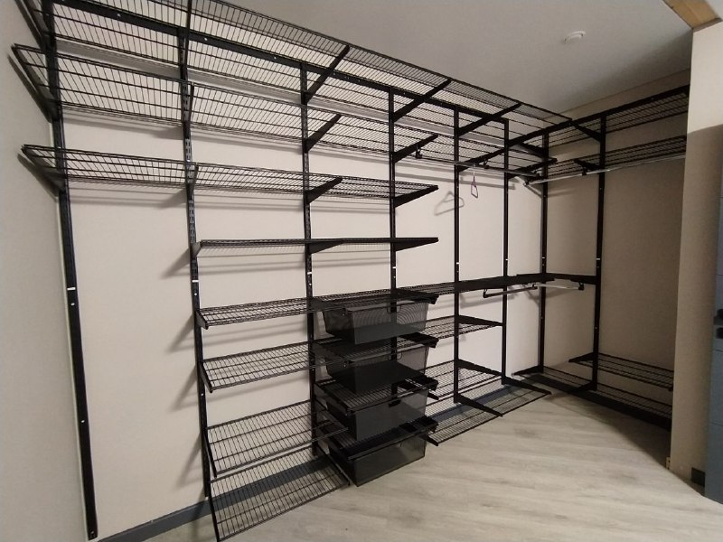 Чёрная угловая гардеробная с выдвижными корзинами, ~3,2×2,4 м, фото 1
