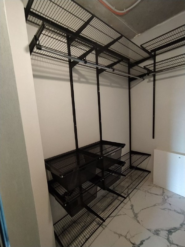 Чёрная угловая гардеробная с выдвижными корзинами, ~1,3×2,2 м, фото 2