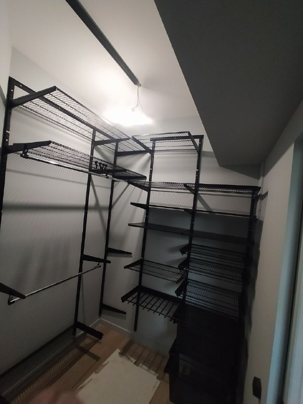Чёрная угловая гардеробная с выдвижными корзинами, ~1,5×2 м, фото 1