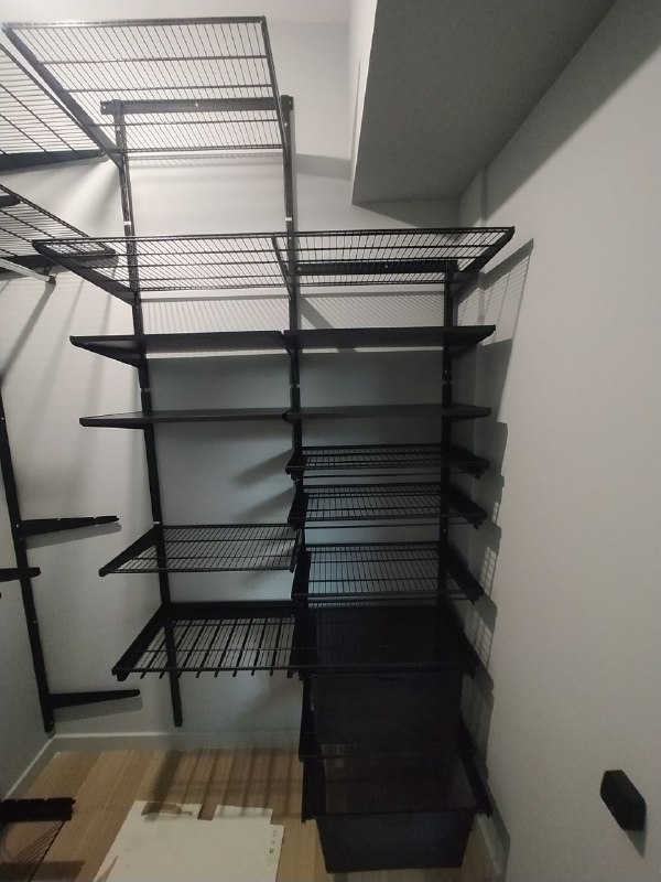 Чёрная угловая гардеробная с выдвижными корзинами, ~1,5×2 м, фото 2