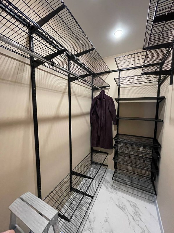 Чёрная угловая гардеробная с выдвижными корзинами, ~1,2×2 м, фото 1