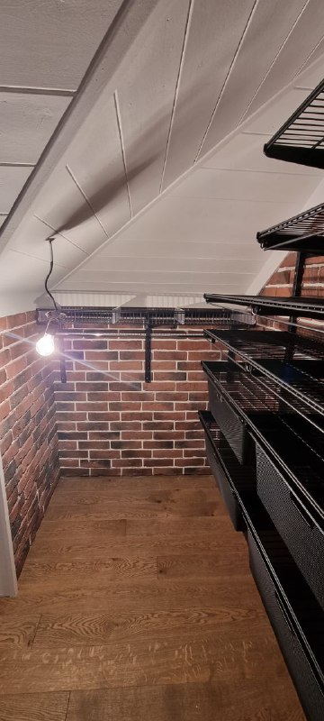 Чёрная угловая гардеробная с выдвижными корзинами, ~1,3×2,1 м, фото 2