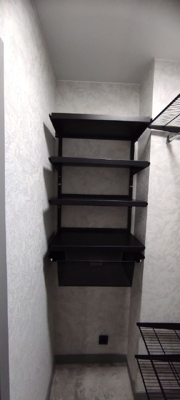Чёрная угловая гардеробная с выдвижными корзинами, ~1,5×1,5 м, фото 1