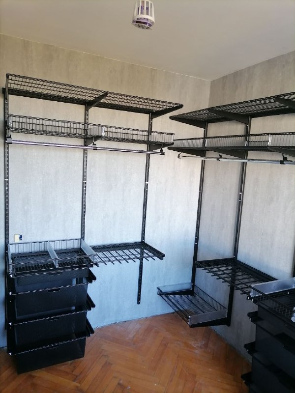 Чёрная угловая гардеробная с выдвижными корзинами, ~2×2,1 м, фото 1