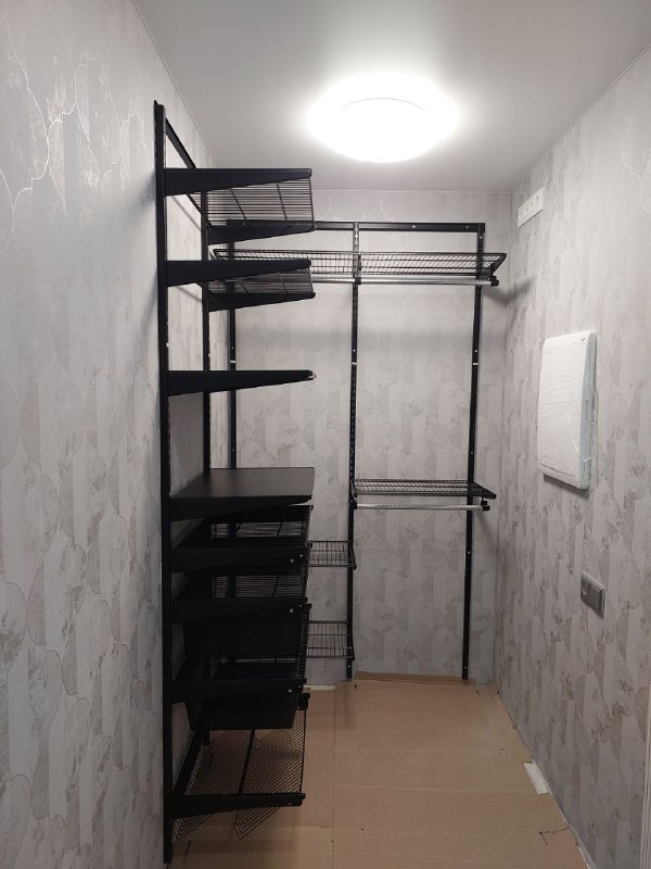 Чёрная угловая гардеробная с выдвижными корзинами, ~2×2,5 м, фото 1