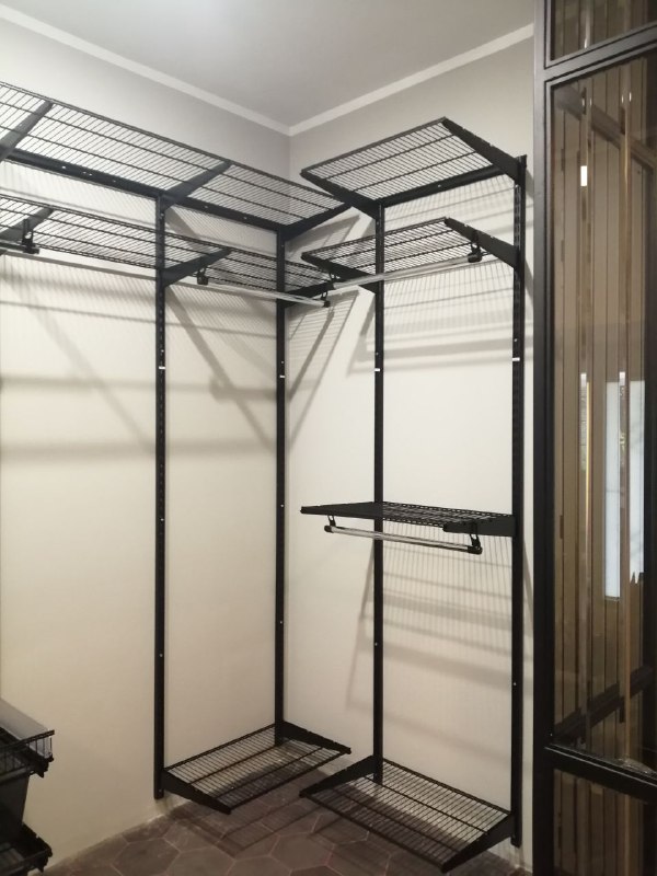 Чёрная угловая гардеробная с выдвижными корзинами и дверями-купе, фото 3